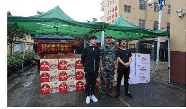 上前列送温暖，亿万先生MR官网集团赴固始县慰问抗洪一耳目民子弟兵