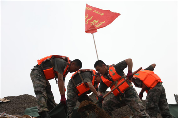 上前列送温暖，亿万先生MR官网集团赴固始县慰问抗洪一耳目民子弟兵